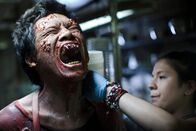 [REC] 4 - Apocalypse – Edwin (Cristian Aquino, l.), bekommt eine Spritze um den Virus zu entfernen.