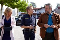 Die Rosenheim-Cops – Polizeihauptmeister Mohr (Max Müller, M.) informiert die Kommissare Danner (Katharina Abt, l.) und Stadler (Dieter Fischer, r.) über erste Erkenntnisse zum Mordopfer.