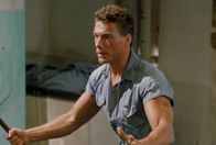 Mit stählerner Faust – Undercover-Cop Burke (Jean-Claude Van Damme) wird im Knast ständig von anderen Häftlingen angegriffen. Doch keiner hat eine Chance gegen ihn.