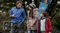 Safe House – Robert (Christopher Eccleston, l.) instruiert Louisa (Harriet Cains, M.) und Joe (Max True, r.) wie sie sich verhalten sollen, um ihre Identität geheim zu halten.