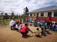 Verrückt nach Meer – Beim Besuch einer Kindertagesstätte für Waisenkinder in Oswathini in der Provinz Kwazulu-Natal erfahren die Passagiere Erna und Christian mehr über die sozialen Probleme Südafrikas. Sie lernen die deutsche Auswanderin Helga kennen, die es sich zur Lebensaufgabe gemacht hat, den Kindern eine gute Zukunft bieten zu können.