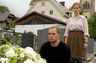 Die Bergretter – Philipp (Kai Malina, l.) und Melanie Binder (Annika Schrumpf, r.) trauern um ihre verstorbene Mutter.