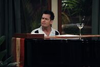Two and a Half Men – Lyndsey sagt Alan, dass sie ihn liebt und fragt ob er sie auch liebe. Nach einigem zögern gesteht auch Alan seiner Freundin die Liebe für sie ein. Auf die anschließende Frage nach dem Zusammenleben war Alan allerdings nicht vorbereitet. Er bittet sich Bedenkzeit aus, doch Charlie (Charlie Sheen) führt bereits Freudentänze aus ...