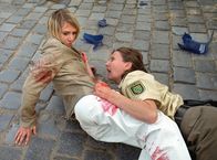 Tatort – Beim Schußwechsel nach dem Banküberfall klammert sich die sterbende Polizistin (Annett El-Chanati) an die Augenzeugin Jenny (Nadeshda Brennicke).