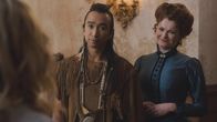 Ghosts – v.li.: Sasappis (Román Zaragoza) und Hetty (Rebecca Wisocky)