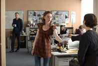 Tatort – Im Kommissariat gibt Kriminalhauptkommissarin Nina Rubin (Meret Becker, re.) der Hospitantin Anna (Carolyn Genzkow) Arbeitsanweisungen.