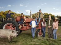 Bless This Mess – (v.l.n.r.) Mike (Dax Shepard); Rio (Lake Bell); Jacob (JT Neal); Beau (David Koechner); Kay (Lennon Parham); Rudy (Ed Begley Jr.); Constance (Pam Grier)