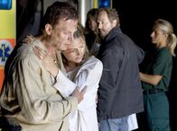 Mankells Wallander – Endlich kann Wallander (Krister Henriksson, Mitte) seine gepeinigte Tochter Linda (Johanna Sällström) wieder in die Arme schließen.