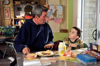 The Middle – Brick (Atticus Shaffer, r.) hat einen ganz besonderen Geburtstagswunsch: Er möchte, dass ihm Mike (Neil Flynn, l.) und Frankie die wahre und peinliche Geschichte seiner Geburt erzählen ...