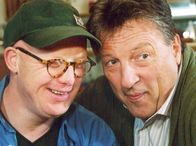 In aller Freundschaft – MDR Fernsehen IN ALLER FREUNDSCHAFT, FOLGE 207, "Ein Fest mit Hindernissen" Uhr. Ulrich Brenner (Hansjürgen Hürrig, links) kann nur staunen, was in seinem behinderten Sohn Tim (Bobi Brederlow) so alles steckt.