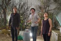 Scorpion – Walter (Elyes Gabel, l.), Toby (Eddie Kaye Thomas, M.) und Happy (Jadyn Wong, r.) werden um Hilfe gebeten, als Wissenschaftler in einer Kuppel mit Mars-Biosphäre in eine missliche Lage geraten, doch dann gerät alles außer Kontrolle ...
