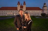 Steirerschuld – Der Grazer Chefinspektor Sascha Bergmann (Hary Prinz, links) und seine Partnerin Anni Sulmtaler (Anna Unterberger, rechts) ermitteln im Kloster Neuberg, wo sie auf ein Panoptikum aus Straftaten, Sünden und Verfehlungen stoßen.