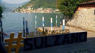 phoenix dok.thema: Reiselust: Inseln Italiens – Der Verpackungskünstler Christo verwirklichte 2016 am Iseo-See sein Großprojekt „The Floating Piers“. Goldgelbe Schwimmstege verbanden die Insel Monte Isola mit dem Ufer. Das Ereignis dauerte nur 16 Tage und zog 1,2 Millionen Besucher in seinen Bann. Heute zeugt nur noch das Schild von dem Kunstprojekt.