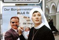 Um Himmels Willen – Novizin Sophie Tietze (Anne Weinknecht) verunziert Wöllers Wahlkampfplakat.