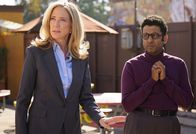 Ghosted – L-R: Ava Lafrey (Ally Walker) und Barry Shaw (Adeel Akhtar)