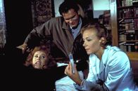Hart aber herzlich - Operation Jennifer – Jennifer (Stefanie Powers, l.) wird von Heinrich (Götz Otto, M.) und Elsa Hellerstadt (Katja Riemann, r.) gekidnappt und in das Schloss von Karl von Ostenberg verschleppt ...