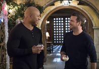 Navy CIS: L.A. – Müssen herausfinden, wer gerade an Weihnachten das Stromnetz von Los Angeles lahmlegt: Callen (Chris O'Donnell, r.) und Sam (LL Cool J, l.) ...