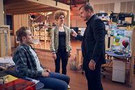 Start the fck up – Jens (László Branko Breiding, l.) erhält die ersten Lektionen vom Coach Hörner (Martin Klempnow, r.). Sophie (Karen Dahmen, M.) zeigt sich wenig begeistert über den Coach und gibt ihm dies auch zu verstehen.