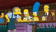Die Simpsons – Nach seiner Karriere ist Moe (2.v.l.) wieder zurück in seiner Bar, wo er Besuch von Homer (3.v.l.), Marge (M.) und Mr. Murdock (2.v.r.) bekommt ...