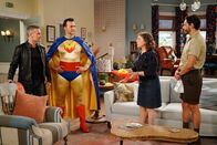 Call Me Kat – (v.l.n.r.) Joey Lawrence (Joey Lawrence); Max (Cheyenne Jackson); Kat (Mayim Bialik); Oscar (Christopher Rivas)