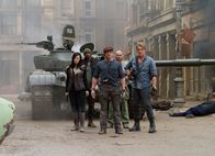 The Expendables 2 – Maggie (Nan Yu), Hale Caesar (Terry Crews, 2. v. li.), Barney Ross (Sylvester Stallone), Toll Road (Randy Couture, 2. v. re.) und Gunner Jensen (Dolph Lundgren, re.) bringen die Kulissen zum Qualmen.