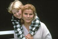 Rosamunde Pilcher: September – Die Amerikanerin Verginia Aird (Mariel Hemingway) fühlt sich noch immer als Fremde in Schottland. Ungetrübtes Glück erlebt sie nur mit ihrem Sohn Henry (Thomas Szekeres).
