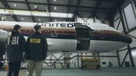 Mayday - Alarm im Cockpit – REENACTMENT - NTSB-Ermittler Ron Schleede (gespielt von Christopher Morris) und ein FBI-Bombenexperte treffen in Honolulu, Hawaii, ein, um die Ursache der Explosion an Bord von United Airlines Flug 811 zu ermitteln, die neun Passagiere das Leben kostete. (Cineflix 2023)