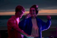 Girlsquad – Ruby (Lola Saint-Gilles) und Max (Mathias Barthelemy) legen als DJs zusammen bei einer Strandparty auf. Die Ferien haben begonnen und sie haben eine gute Zeit. Doch etwas trübt die Stimmung.