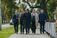 The World's End – Als Oliver (Martin Freeman, l.), Steven (Paddy Considine, 2.v.l.), Gary (Simon Pegg, M.), Andy (Nick Frost, 2.v.r.) und Peter (Eddie Marsan, r.) aufbrechen, um die "Goldene Meile" zu bezwingen, glauben sie noch an einem ganz normalen Pub-Crawl teilzunehmen ...
