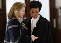 Silent Witness – Amanda Long (Dervla Kirwan, l.) bespricht mit Barrister Lyndsey Morrison (Golda Rosheuvel, r.) letzte Details vor der Gerichtsverhandlung.