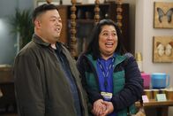 Superstore – Jerry (Chris Grace, l.); Sandra (Kaliko Kauahi, r.)