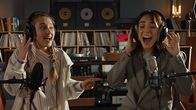 Home Sweet Rome – Lucy (Kensington Tallman, l.) und ihre Stiefmutter (Eleonora Facchini, r.) singen gemeinsam in einem Studio.