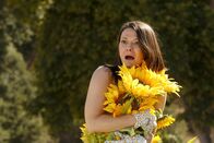 The Good Place – Bisher war Mindy St. Claire (Maribeth Monroe) die einzige im "Middle Place" und konnte dort getrost nackt herumlaufen. Als plötzlich Eleanor, Janet und Jianyu auftauchen, gerät sie ganz schön unter Schock ...