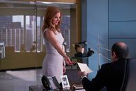 Suits – Donna (Sarah Rafferty) unterstützt Louis (Rick Hoffmann) dabei, mit den Folgen von Mikes Verurteilung umzugehen. Die Kanzlei hat nicht nur Renommee sondern auch etliche Kunden verloren. Gelingt ein Neuanfang?
