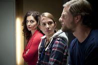 Der letzte Bulle – Tanja Haffner (Proschat Madani) und Mick Brisgau (Henning Baum) beobachten mit Silke Reiss (Nadeschda Brennicke) Udos Verhör, sie hat Angst vor ihm.