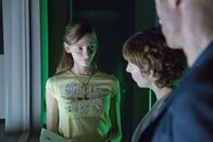 Tatort – Die Hospitantin Anna Feil (Carolyn Genzkow) informiert die Kommissare Rubin und Karow über ihre Recherchen.