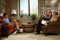 Two and a Half Men – Charlie (Charlie Sheen, r.) schüttet sein Herz bei seiner Therapeutin Dr. Freeman (Jane Lynch, l.) aus. Er befürchtet schwul zu sein ...