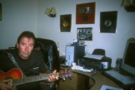Is It Real? – "Croppie" und ehemaliger Frontmann der Troggs übt seine Gitarre vor seinen Paltinum-Platten.