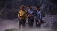 Raumschiff Enterprise – James Tiberius 'Jim' Kirk (William Shatner), Mister Spock (Leonard Nimoy) und Dr. McCoy (DeForest Kelley)