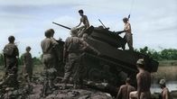 Apokalypse: Der Kalte Krieg – Vietnam - Die Panzer der französischen Armee haben Schwierigkeiten, das schlammige vietnamesische Terrain zu durchqueren. (ECPAD)