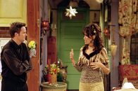 Friends – Chandler Bing (Matthew Perry, l.); Janice (Maggie Wheeler, r.)