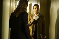 Castle – Die einzige Spur, die Kate (Stana Katic, l.) und Kevin (Seamus Dever, r.) haben: Eine Serviette eines Stripclubs ...