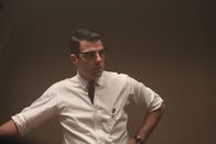 American Horror Story – Jahr 1964: Dr. Oliver Thredson (Zachary Quinto, r.) kommt nach Briarcliff, um seine neue Stelle als Psychiater anzutreten. Die dortigen Zustände und Behandlungen lassen ihm das Blut in den Adern gefrieren ...