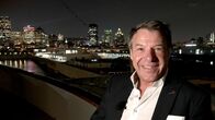 Verrückt nach Meer – Schlagerstar Patrick Lindner, als Gastkünstler an Bord der Grand Lady von Montreal bis Halifax, posiert nachts vor der Skyline von Montreal. Weiteres Bildmaterial finden Sie unter www.br-foto.de.