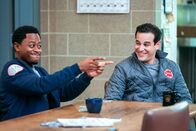 Chicago Fire – Chicago Fire Staffel 10 Folge 12 Sie sammeln Party-Ideen: Daniel Kyri als Darren Ritter, Alberto Rosende als Gallo