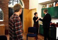 Rote Rosen – ARD ROTE ROSEN FOLGE 1437 Uhr im ERSTEN. Robin (Niklas Osterloh, l.) hat Sönke (Bo Hansen, r.) K.O.-Tropfen ins Wasser gemischt, doch dann nimmt Ariane (Alexandra Horn, M.) diesem das Glas aus der Hand.