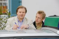 Die Rosenheim-Cops – Kommissar Hartl (Michael A. Grimm, l.) und Polizist Michi Mohr (Max Müller, r.) rätseln über den Tathergang.