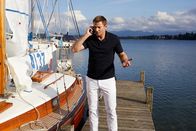 Die Rosenheim-Cops – Kommissar Hansen (Igor Jeftić) ist enttäuscht: Seine Cousine hat den geplanten Segeltörn kurzfristig abgesagt.