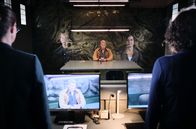 Tatort – Hauptmann Hajo Kessler (Götz Otto, m.) ist lediglich aufgrund von Indizien zum Hauptverdächtigen in einem Mordfall geworden. Lena Odenthal (Ulrike Folkerts, r.) und Johanna Stern (Lisa Bitter) sind dennoch überzeugt, dass sie ihn als Täter überführen können …
