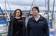 WaPo Bodensee – Nele (Floriane Daniel, r.) und Julia (Wendy Güntensperger, l.) reflektieren die Befragung mit Tina.